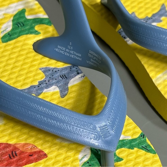 Toddler boys Yellow colorful shark baby Flip Flops size 5 good condition. - Picture 3 of 13